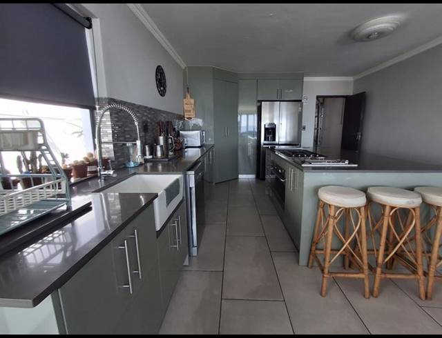 5 BEDROOM HOUSE FOR SALE IN SANDY POINT